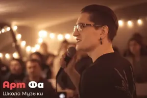 Профиль поющего на фоне россыпи гирлянд – Акустический квартирник, ноябрь 2023